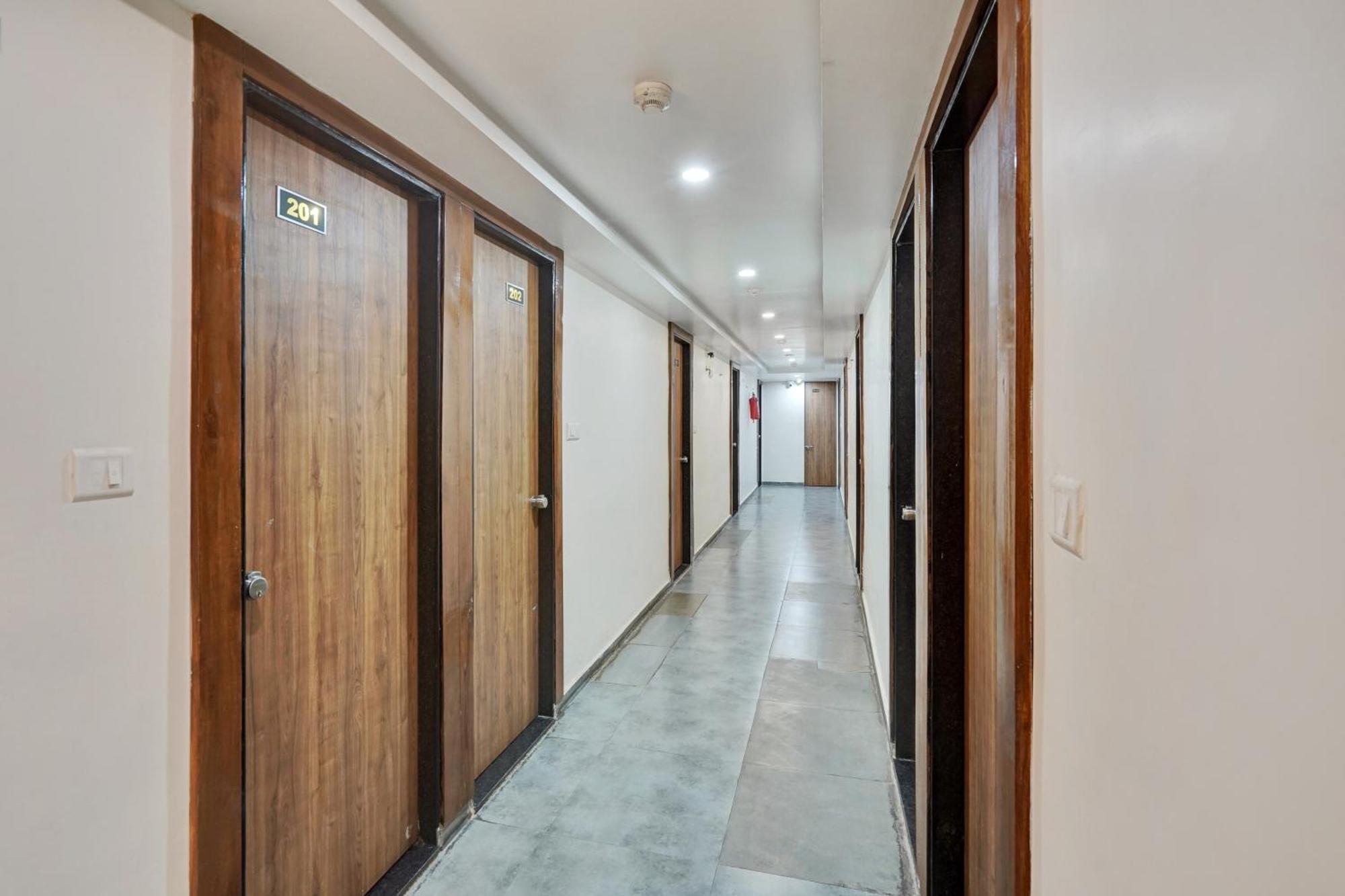 Super Collection O Kudasan Gandhinagar Formerly Hotel Royal Mansion Zewnętrze zdjęcie