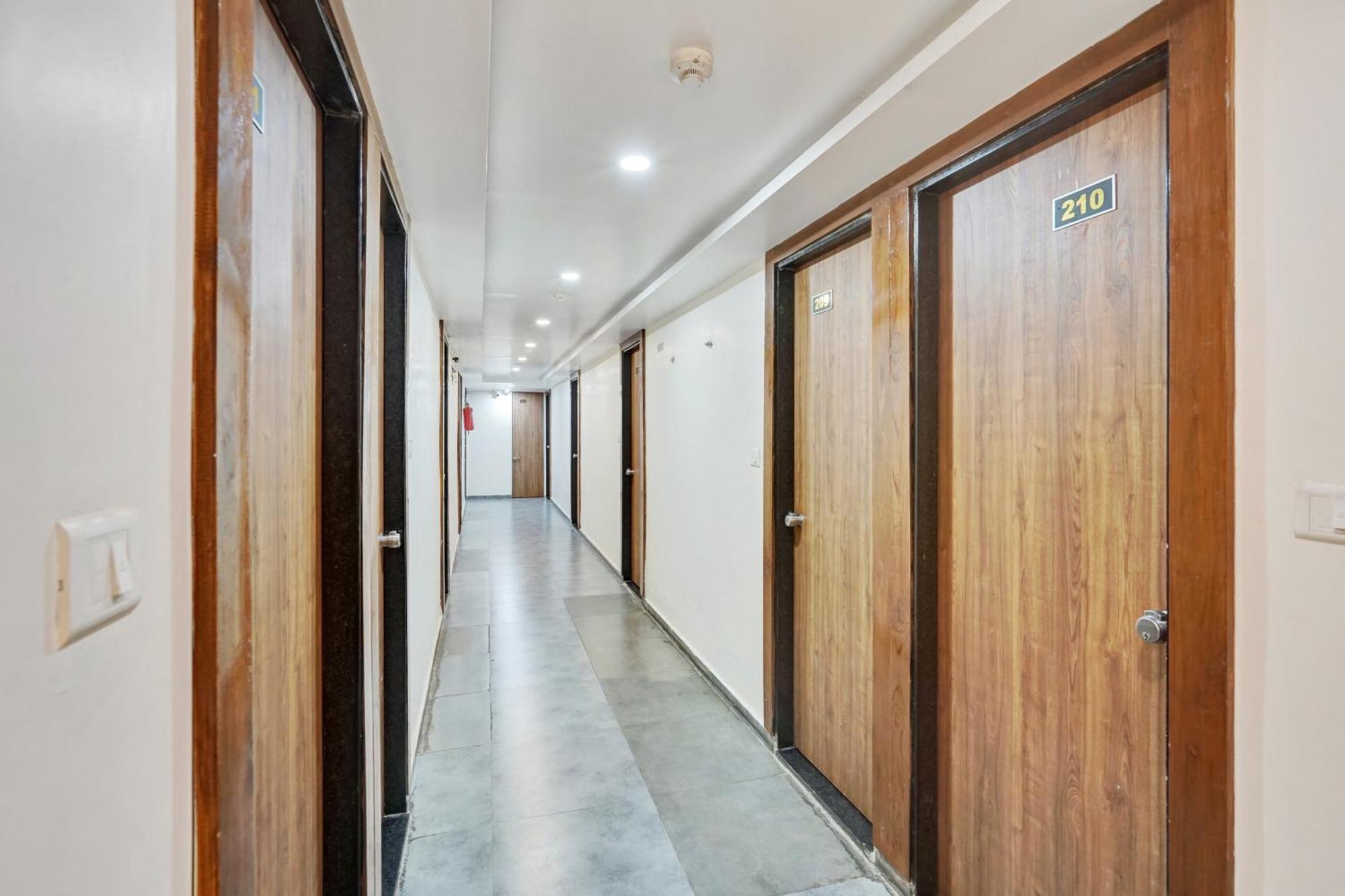 Super Collection O Kudasan Gandhinagar Formerly Hotel Royal Mansion Zewnętrze zdjęcie