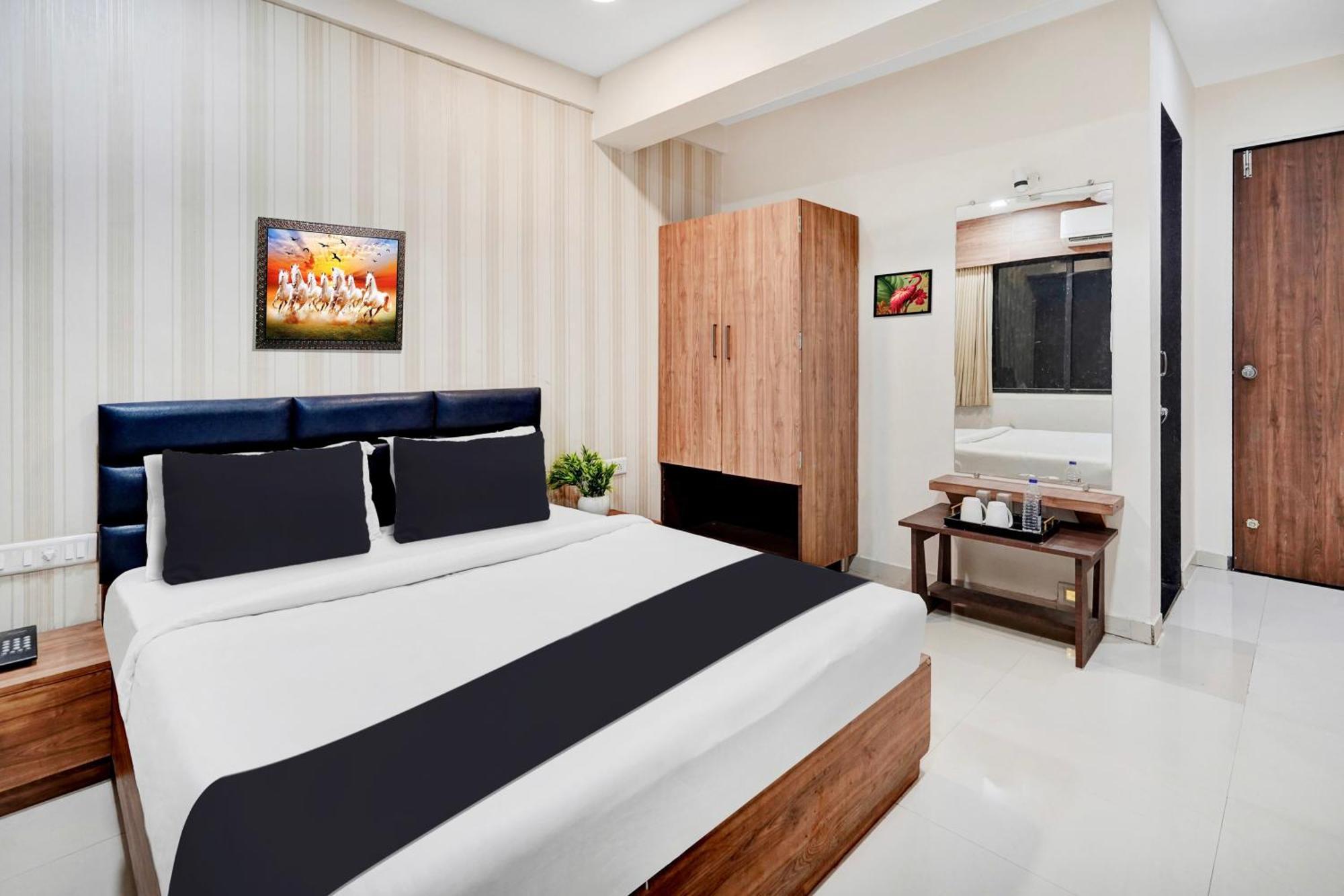 Super Collection O Kudasan Gandhinagar Formerly Hotel Royal Mansion Zewnętrze zdjęcie