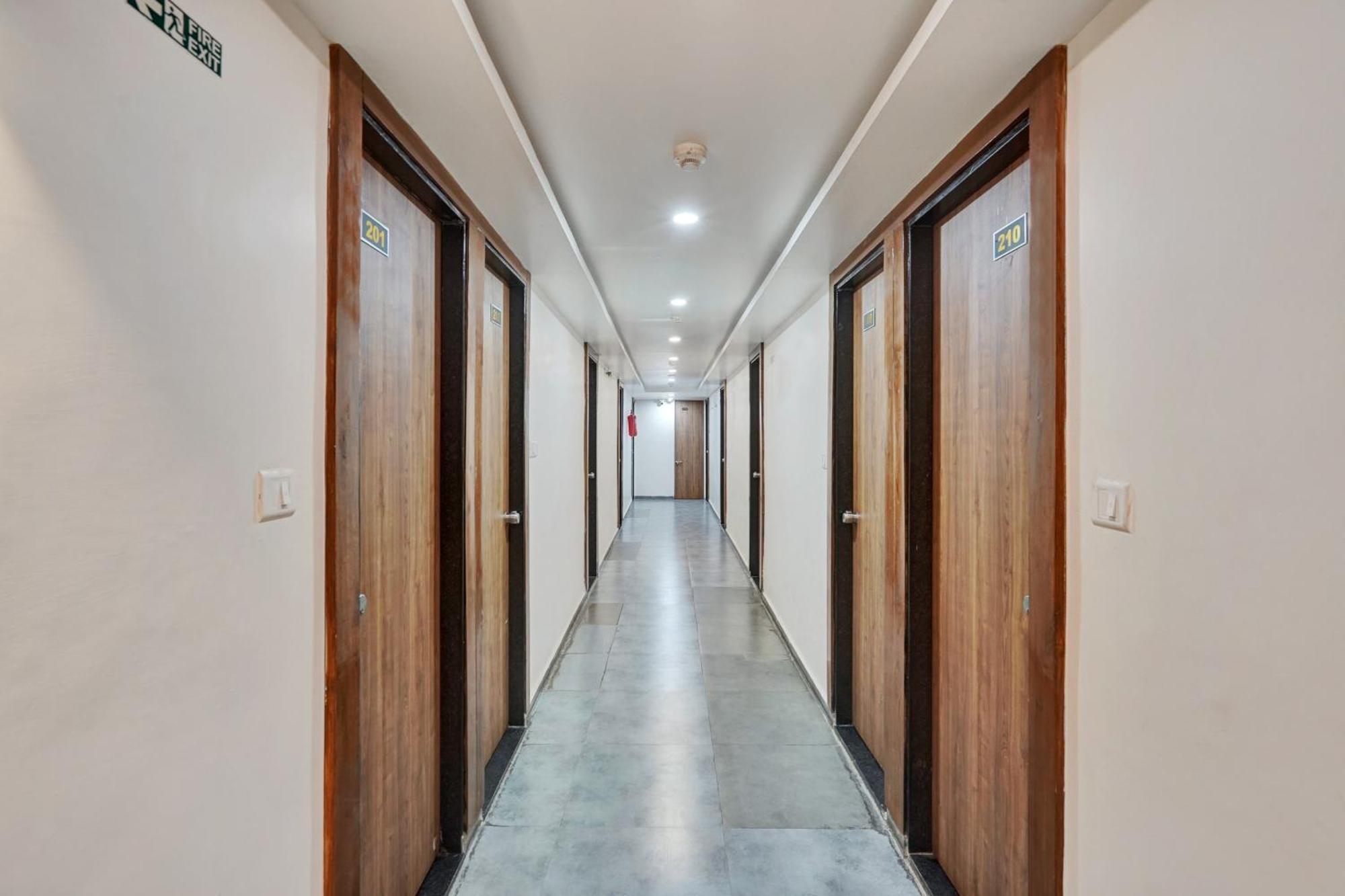 Super Collection O Kudasan Gandhinagar Formerly Hotel Royal Mansion Zewnętrze zdjęcie